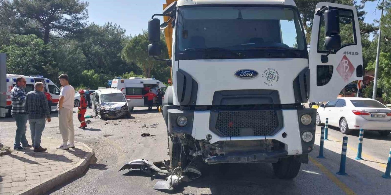 Fethiye’de kamyonet ile kamyon çarpıştı; 2 yaralı