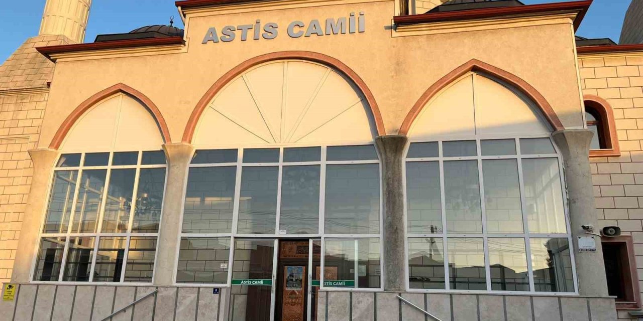 Öğle namazını kıldırdı, kalp krizi geçirip hayatını kaybetti