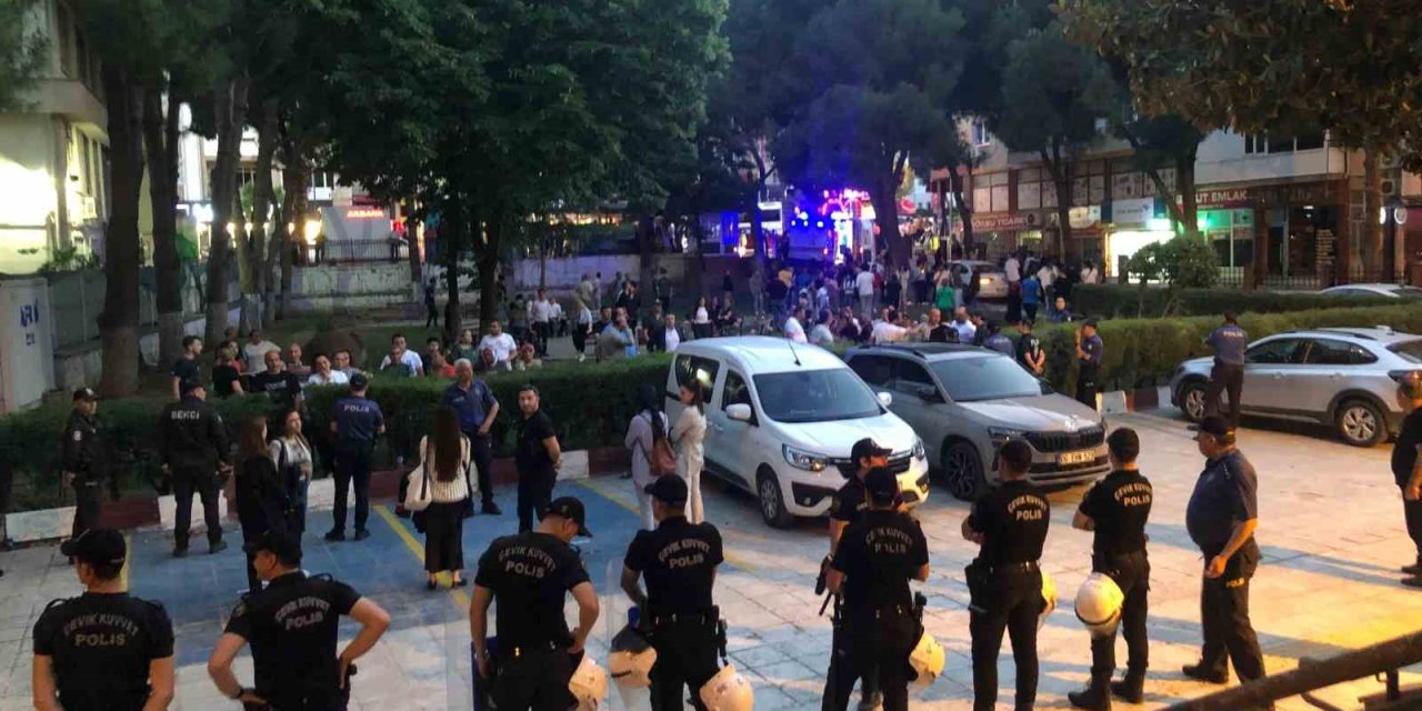 İzmir’de Cumhurbaşkanı’na hakaret içerikli duvar yazısı yazan 4 şüpheli tutuklandı