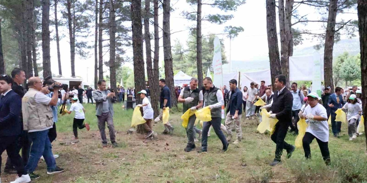 Yarım saatte 580 kilo çöp toplandı