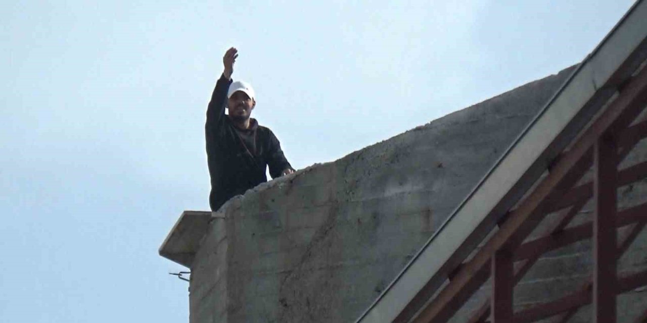 Çatıya çıktı, kendisini ikna etmeye çalışan polislere "gazeteciler gitsin inerim" dedi