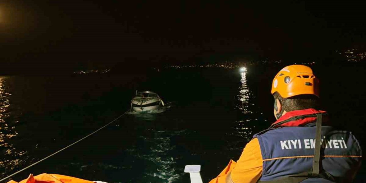 Bodrum açıklarında arızalanan tekneyi KIYEM ekipleri kurtardı