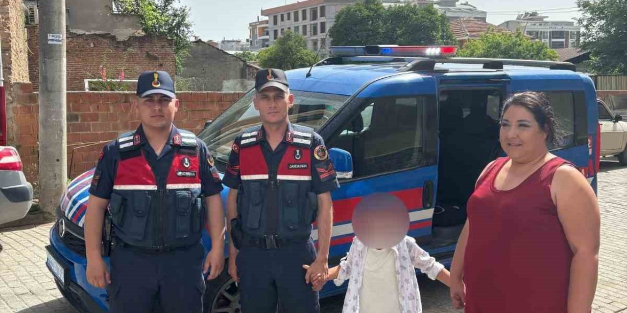 Kaybolan 8 yaşındaki çocuğu jandarma kısa sürede buldu