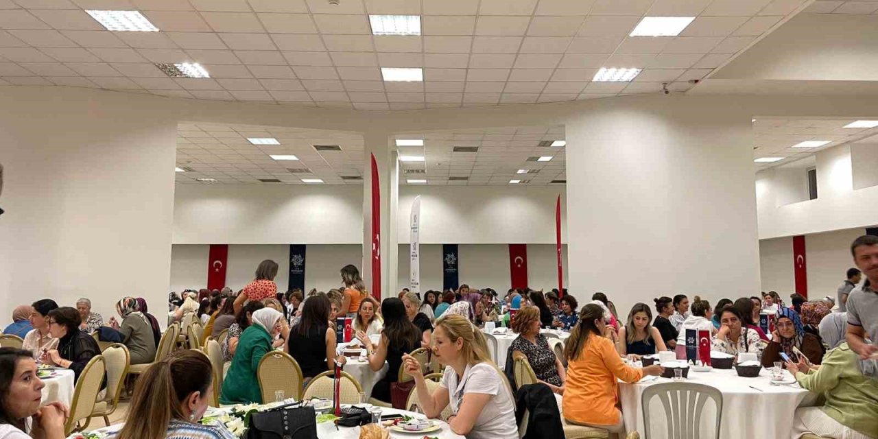 Aydınlılar Anneler Günü’nü Büyükşehir Belediyesi ile birlikte kutladı