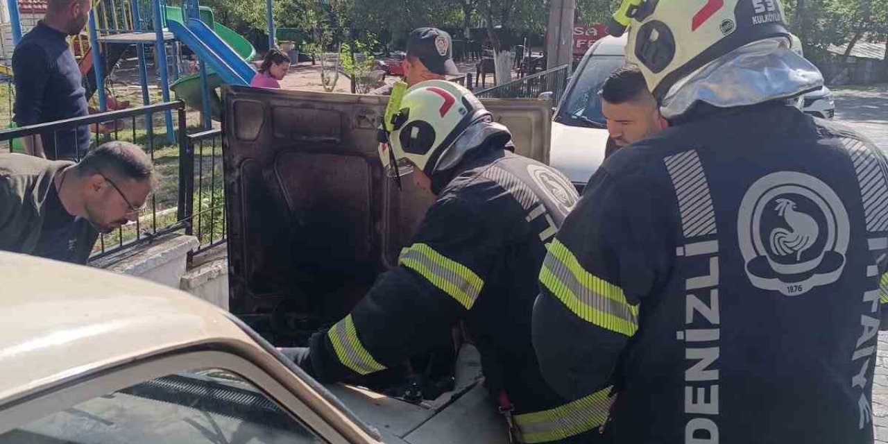 Park halindeki otomobilde çıkan yangını korkuttu