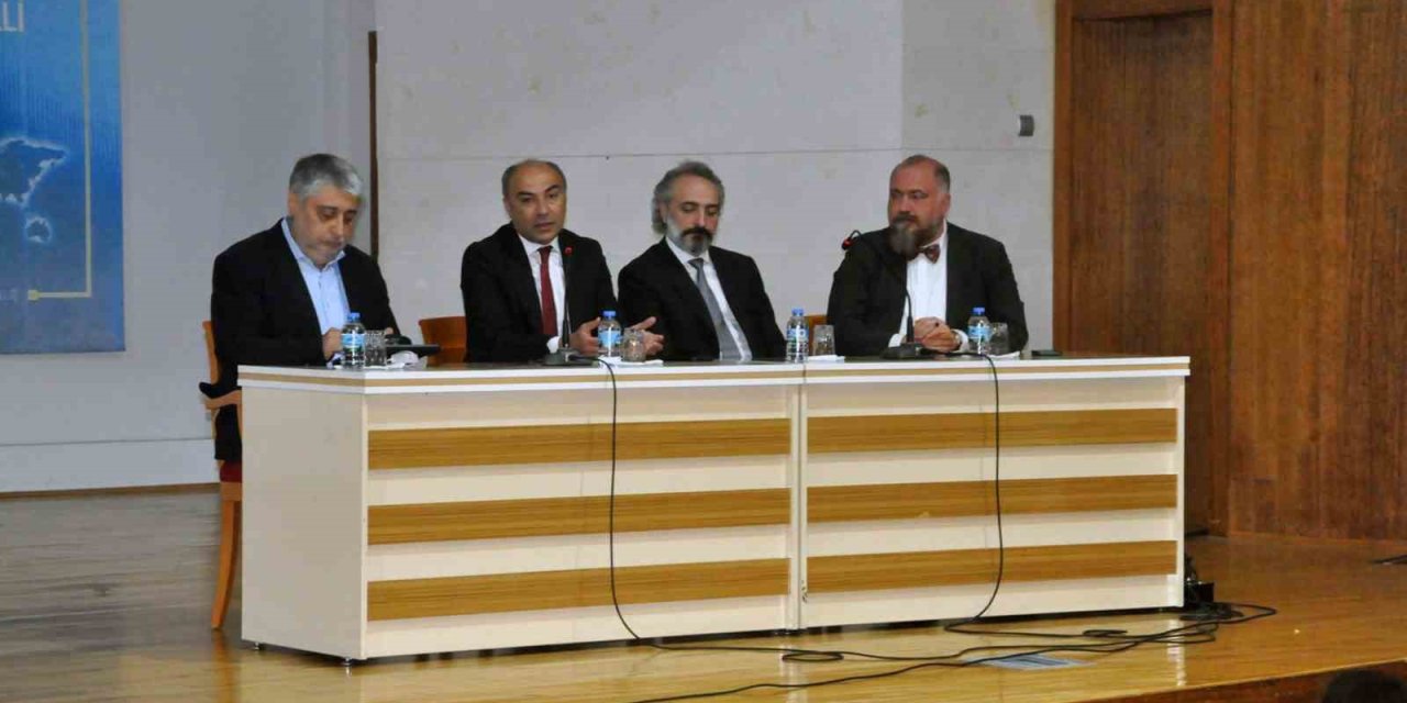 Gazeteci Özer: "Doğru bilgi barışa, yalan bilgi toplumu savaşa yaklaştırır"