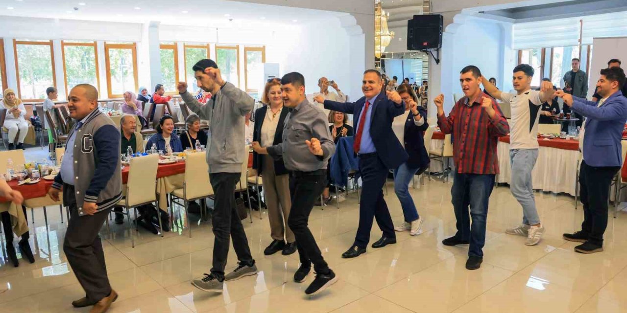 Vali Akbıyık engel tanımayan bireylerle Zeybek oynadı