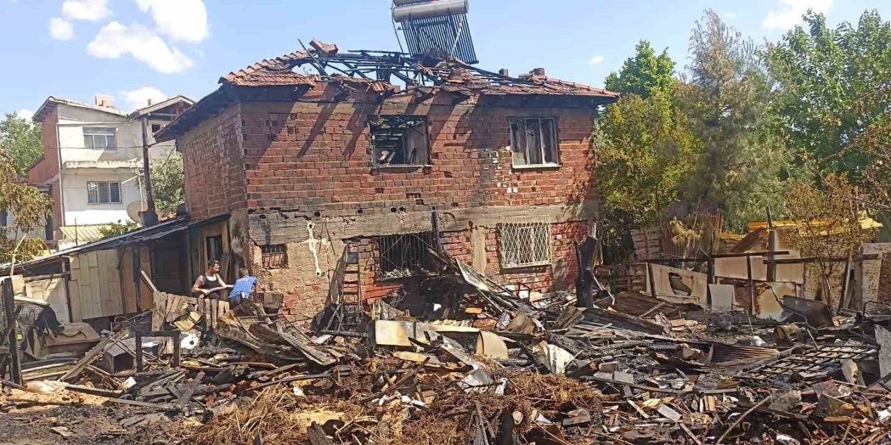 Tutuşan perde onca yıllık emeklerini küle çevirdi