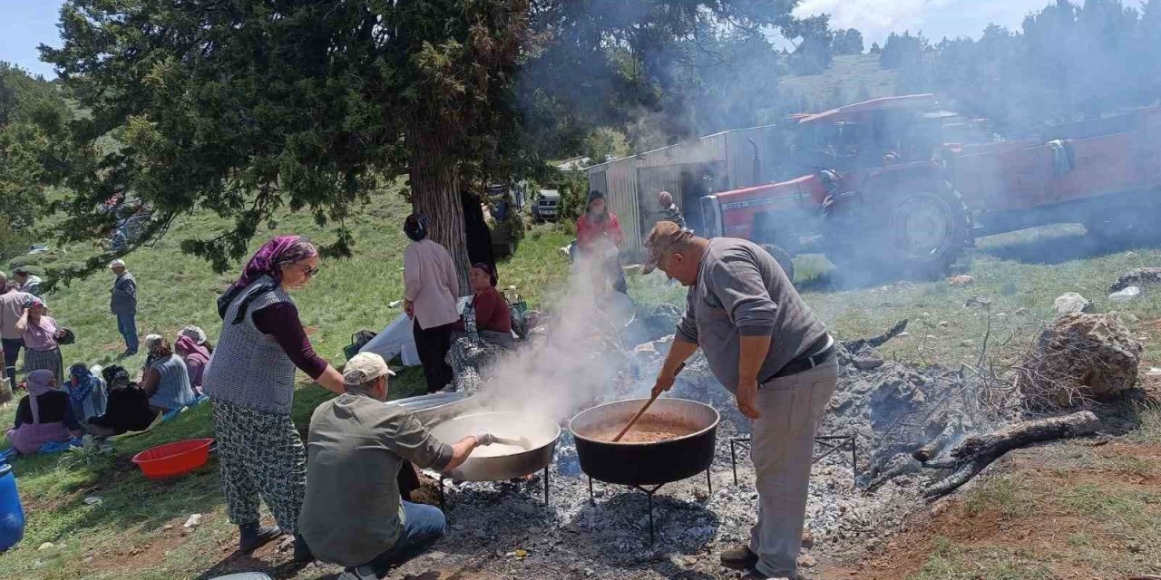 Kurban kesip yağmur için dua ettiler