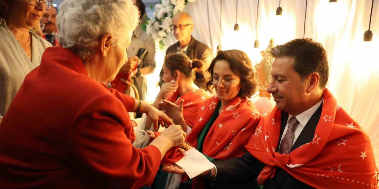 Aras çiftine kına sürprizi