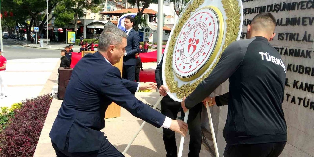 Muğla’da 19 Mayıs Haftası çelenk sunumuyla başladı