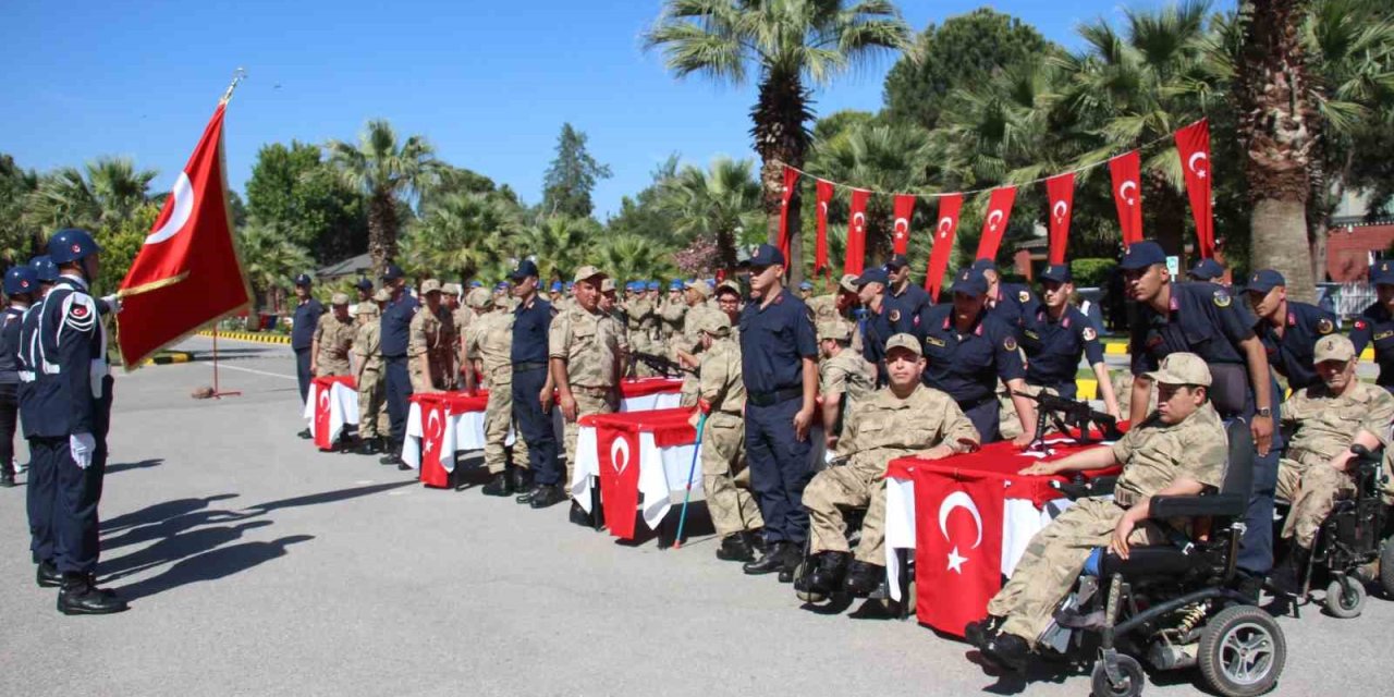 Engelli bireyler temsili askerlikle üniforma giyerek yemin etme gururunu yaşadı