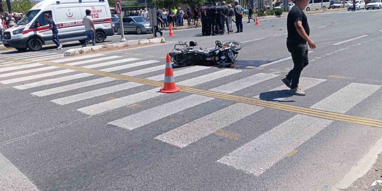 İzmir’de otomobil ile motosiklet çarpıştı: 1 ölü, 2 yaralı