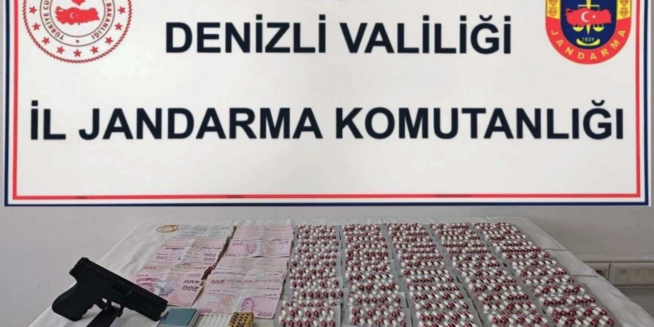 Denizli’de 3 zehri taciri binlerce uyuşturucu hapla yakalandı