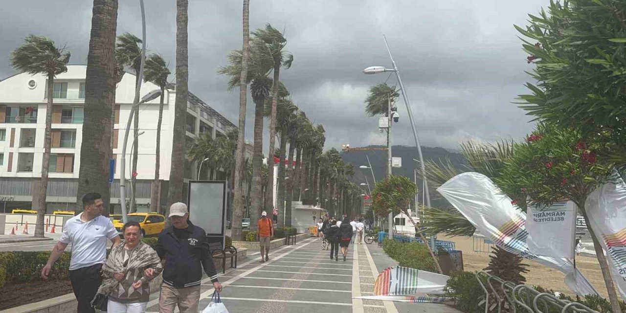 Marmaris’te rüzgar şiddetini artırdı