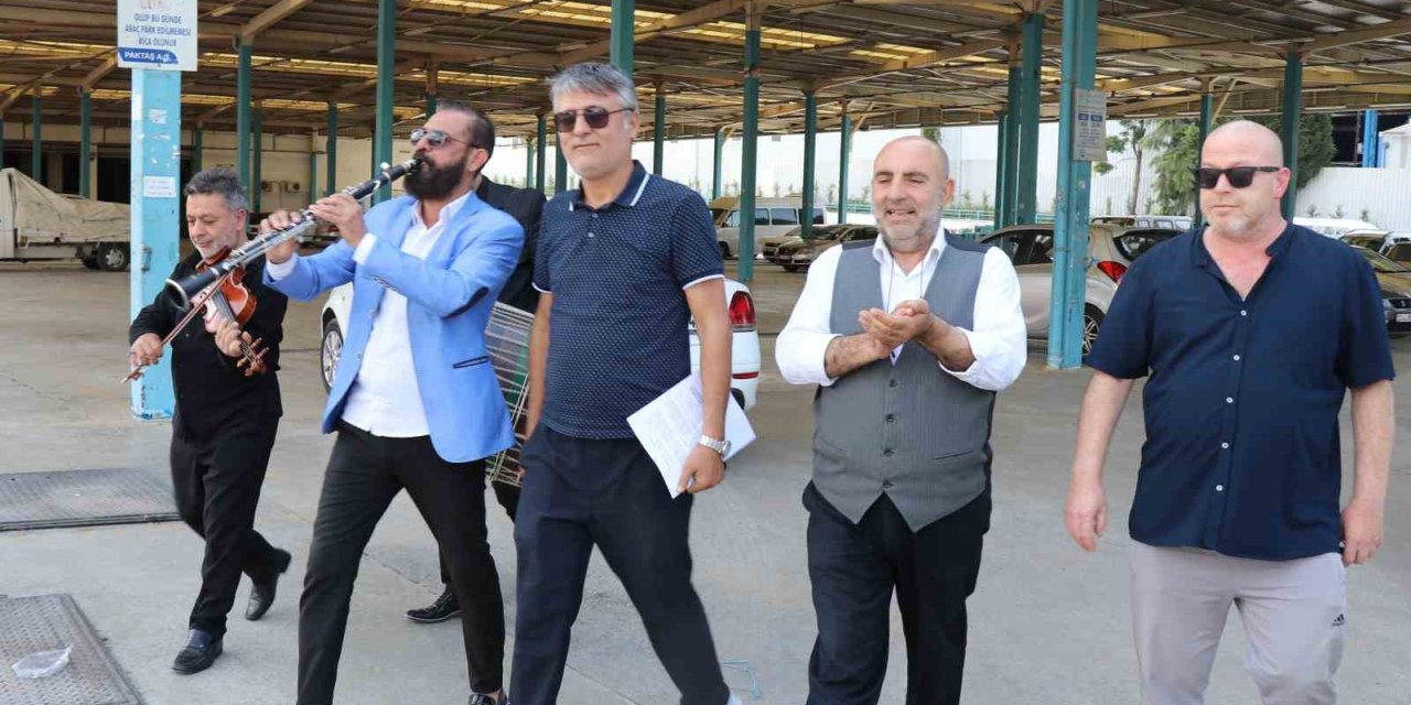 Böyle tepki görülmedi, mahkeme kararını davul zurnayla belediyeye teslim etti