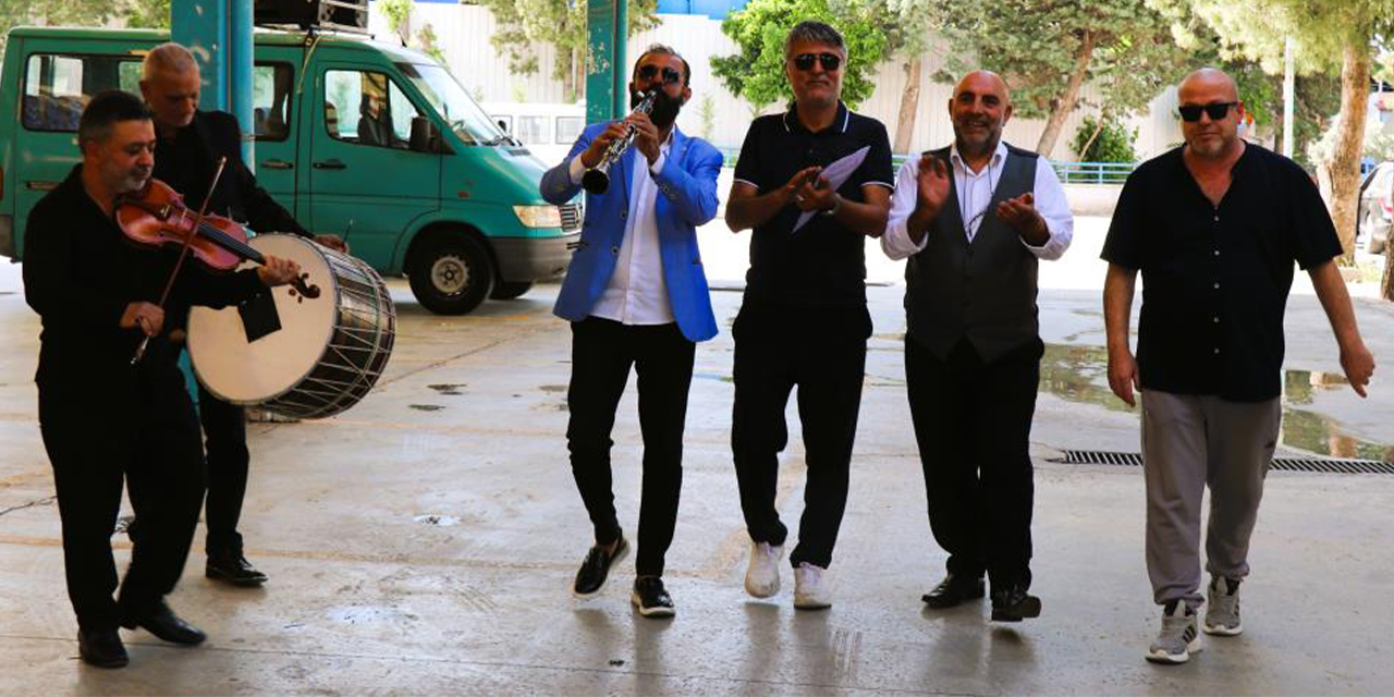Mahkeme kararını davul zurnayla belediyeye teslim etti