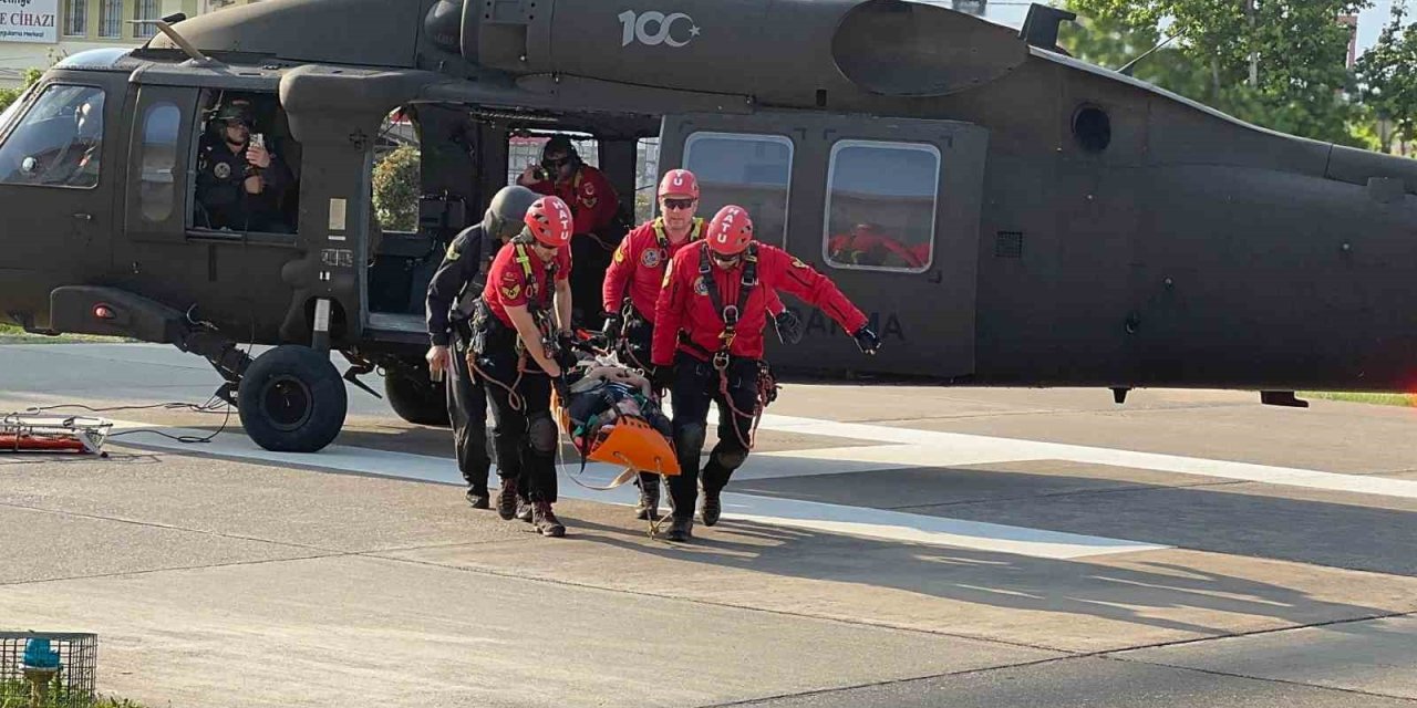Fethiye’de paraşütle kayalıklara düşen turist askeri helikopterle kurtarıldı