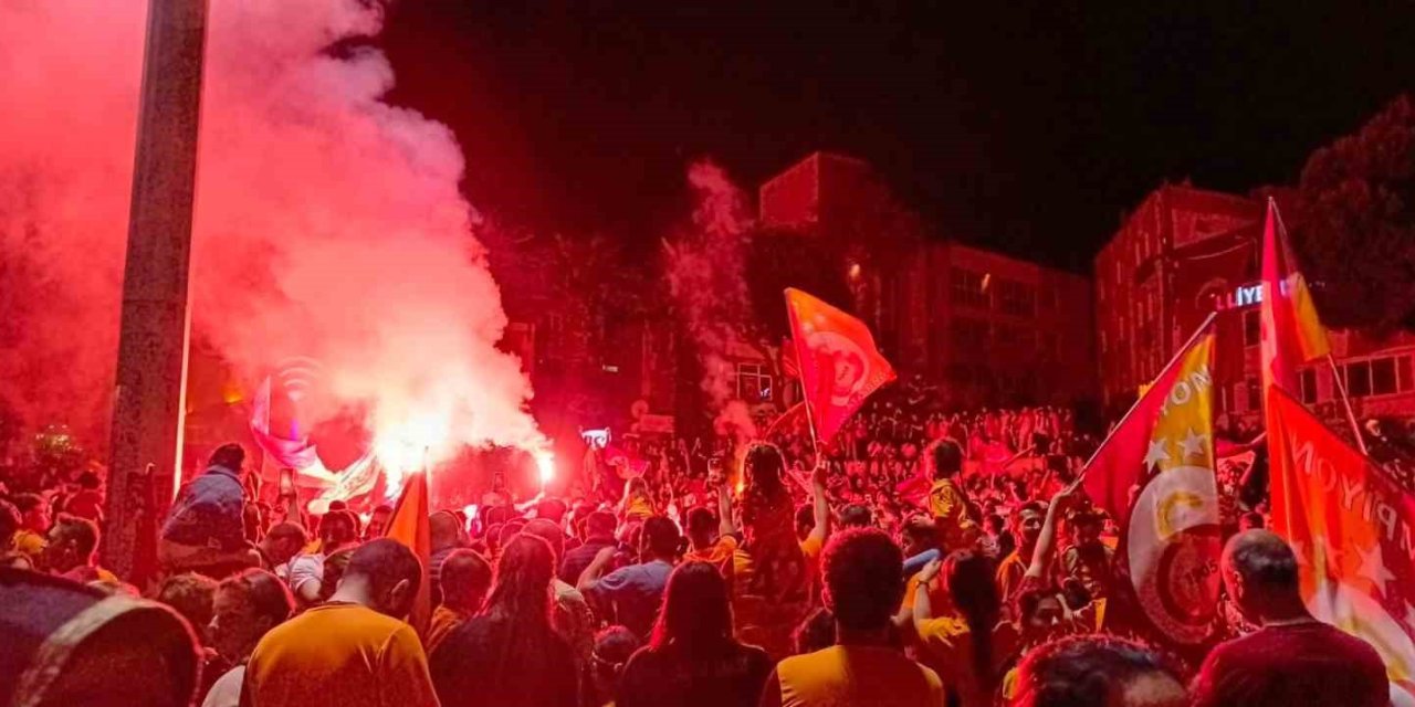 İzmir’de sarı-kırmızılı taraftarlar şampiyonluğu kutladı