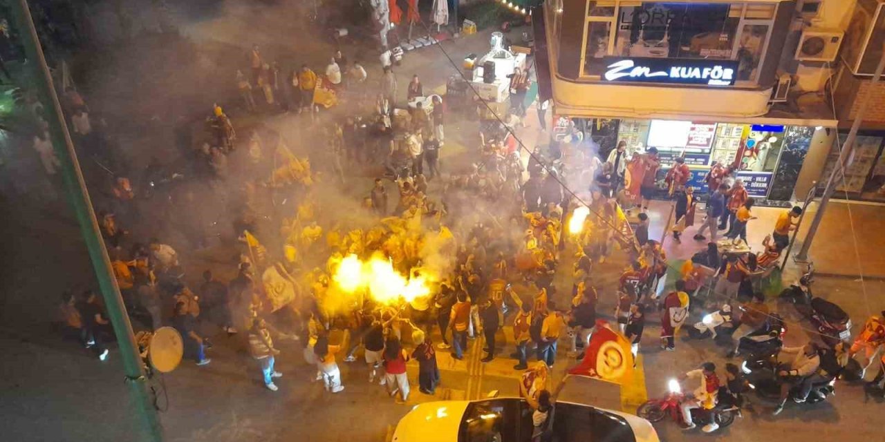 Galatasaray’ın şampiyonluğu Kuşadası’nda kutlandı