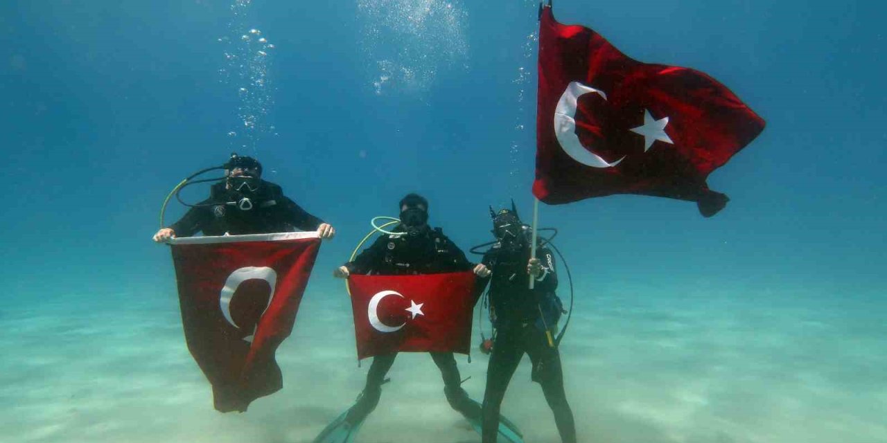 Fethiye’de dalgıçlar 19 Mayıs’ı deniz altında kutladı