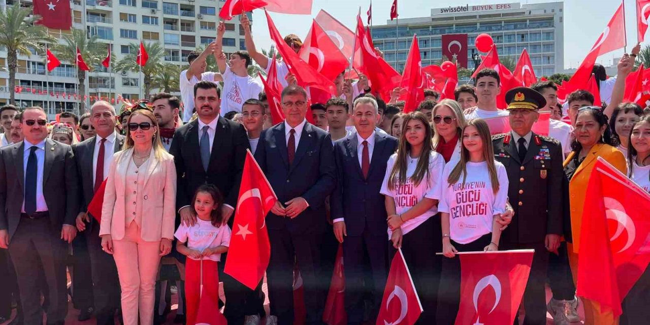 İzmir’de 19 Mayıs coşkuyla kutlandı