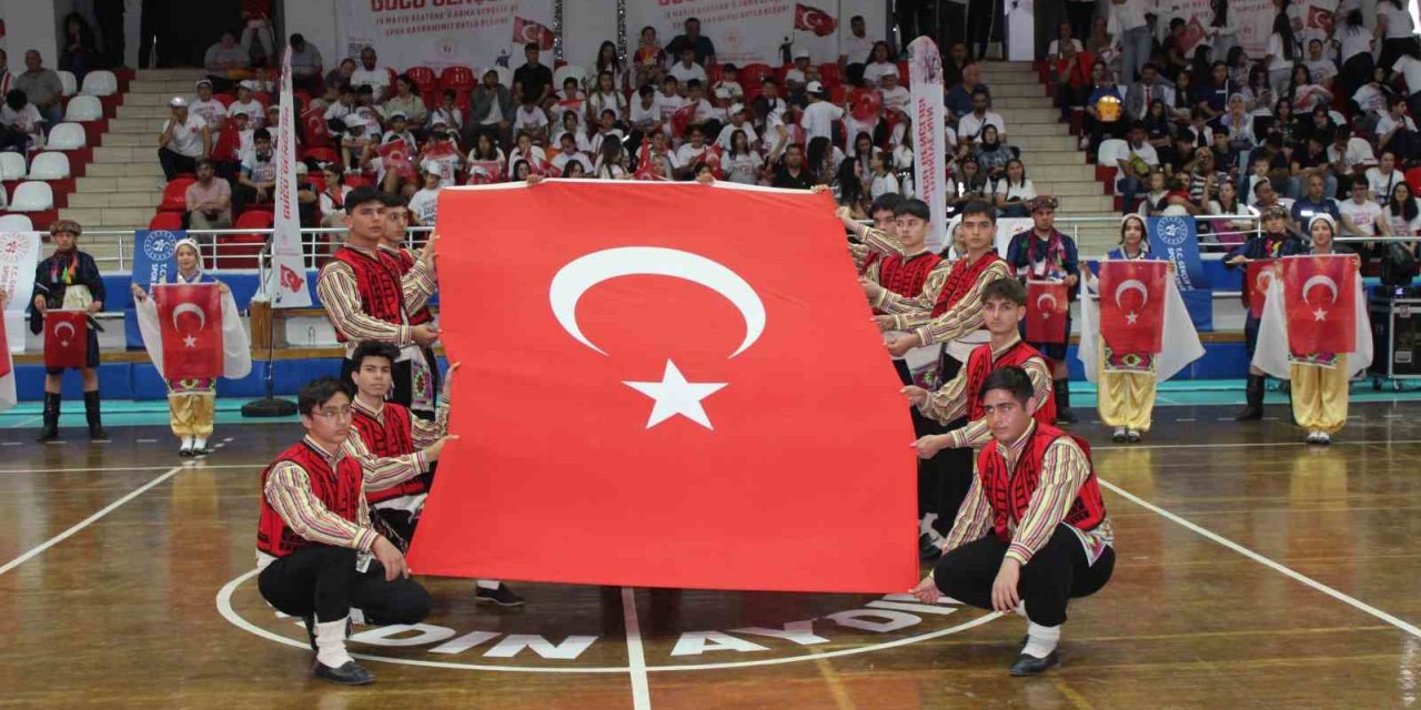 Gençlerin gösterileri ayakta alkışlandı