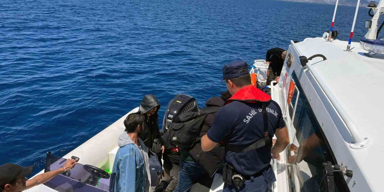 Datça’da Yunanistan’ın geri ittiği 10’u çocuk 33 düzensiz göçmen kurtarıldı