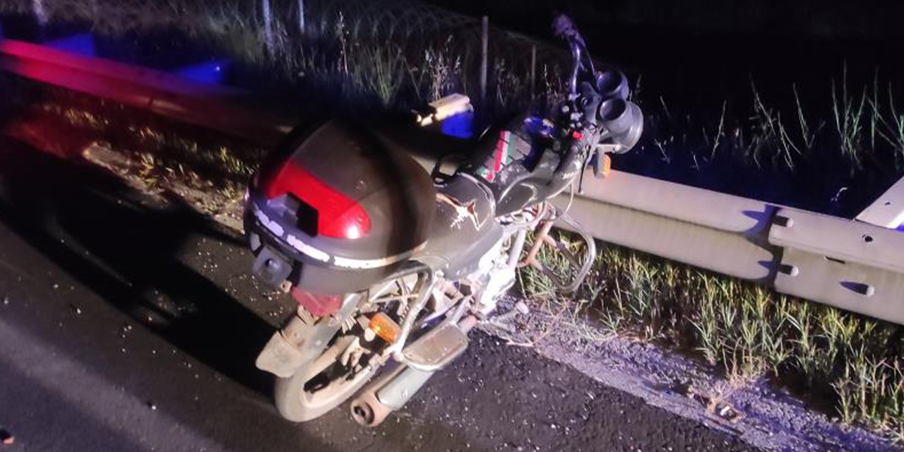 Bariyerlere sıkışan plakasız motosikleti trafik ekipleri fark etti