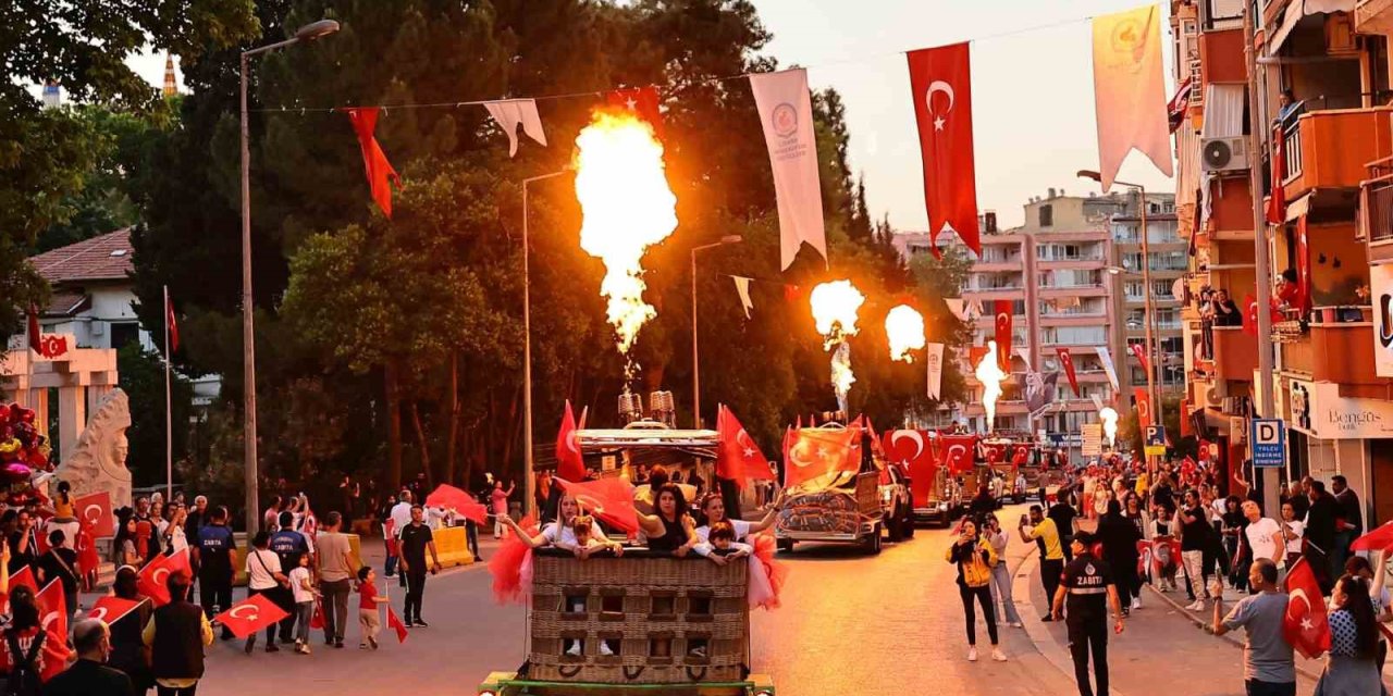 Denizli’de 19 Mayıs coşkusu fener alayıyla taçlandı