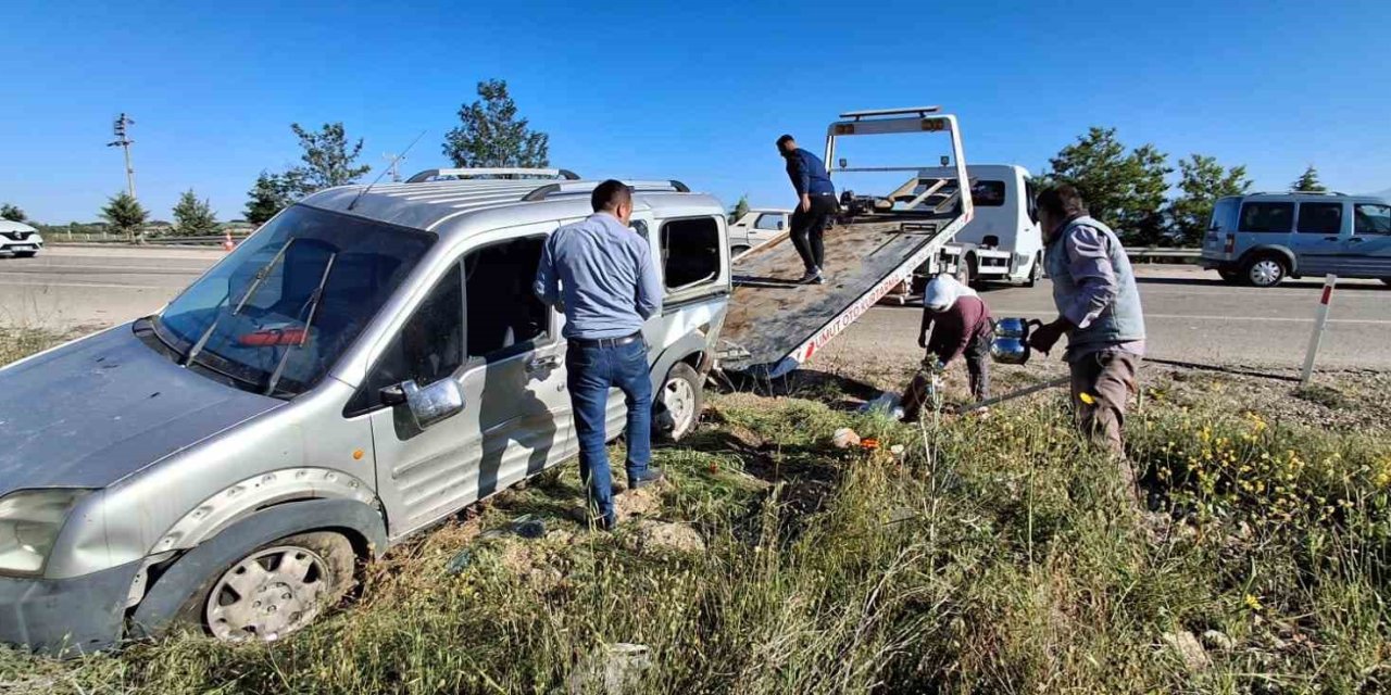Tütün işçilerini taşıyan otomobil, hafif ticari araçla kafa kafaya çarpıştı; 6 yaralı