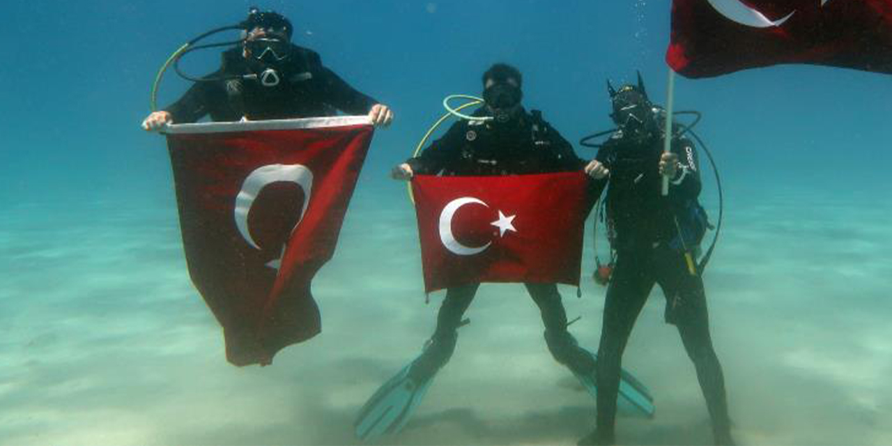 Dalgıçlardan deniz dibinde 19 Mayıs kutlaması