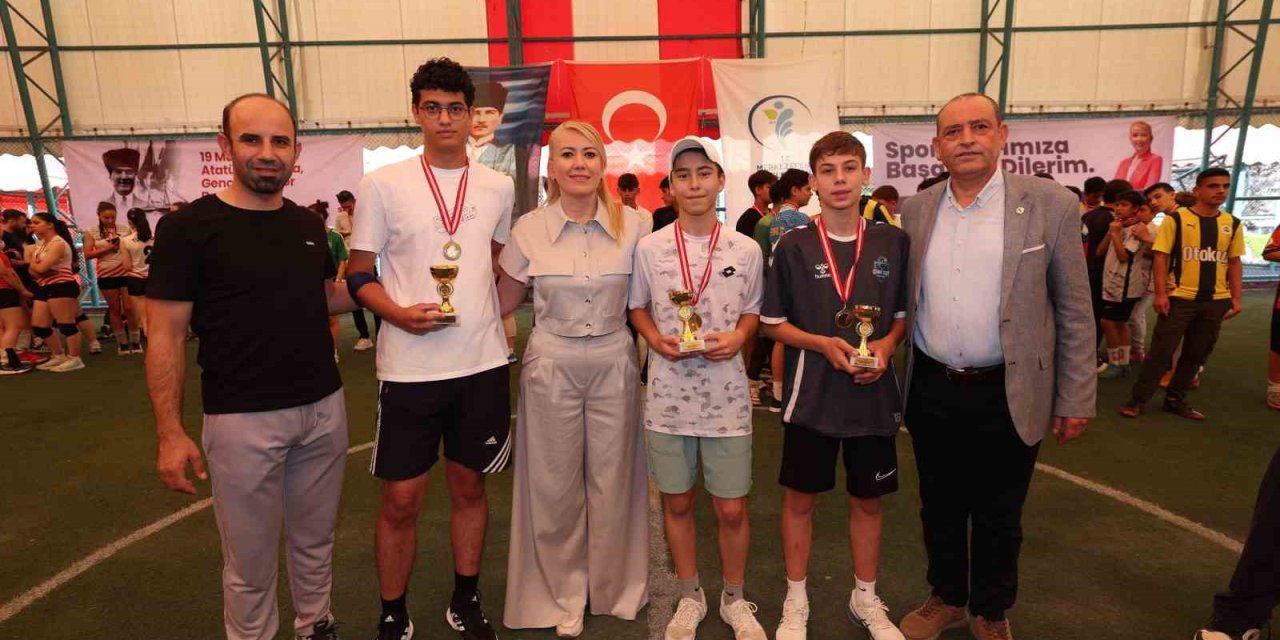 Merkezefendi turnuvalarında dereceye giren genç sporculara ödülleri takdim edildi
