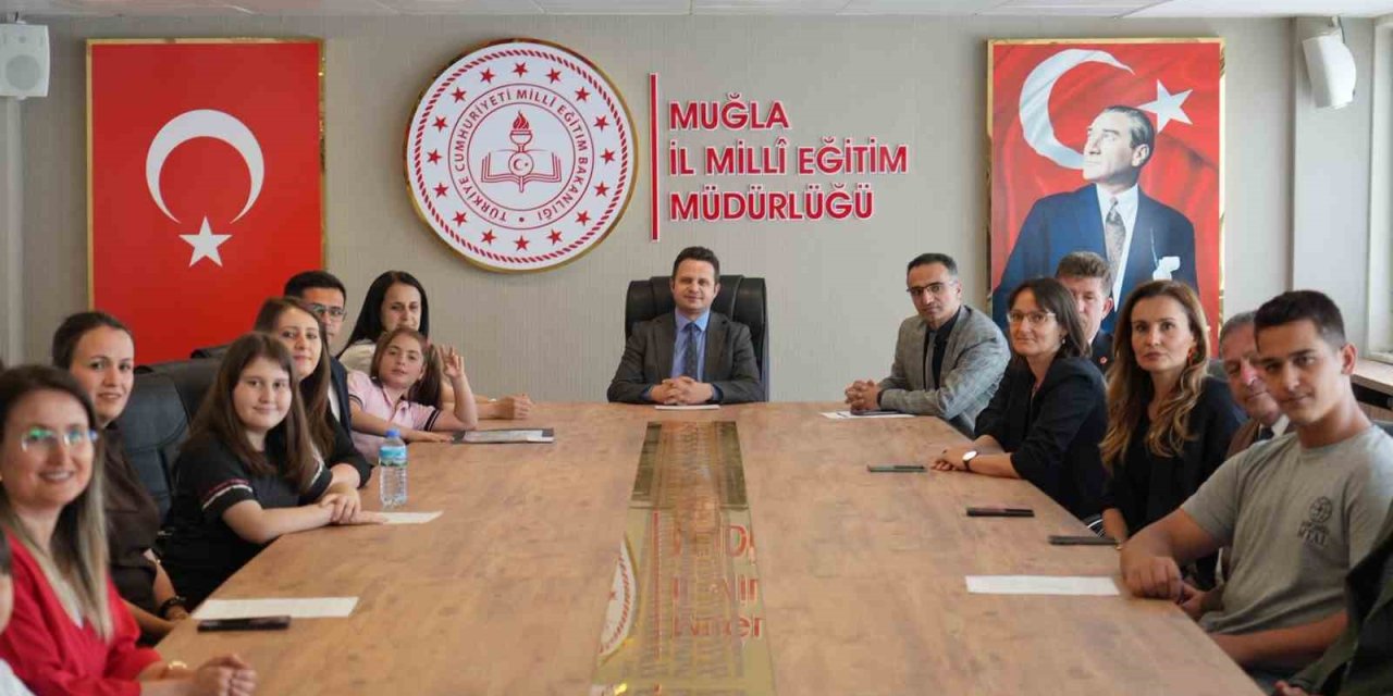 "Bir Kitap Bir İnsan" projesi kapsamında öğrencilerin değerli eserleri ödüllendirildi