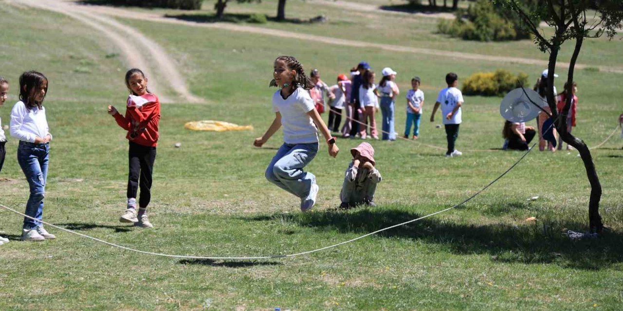 Çameli’nde çocuklar gökyüzünü renklendirdi