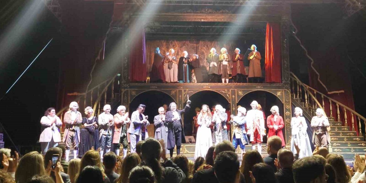 Bedia Muvahhit ’En İyi Dış Yapım Ödülü’ Amadeus’un
