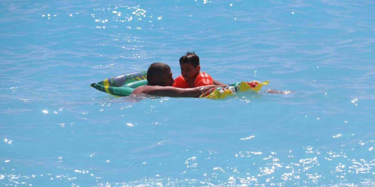 Ölüdeniz’de plajlarda sezon hareketliliği başladı