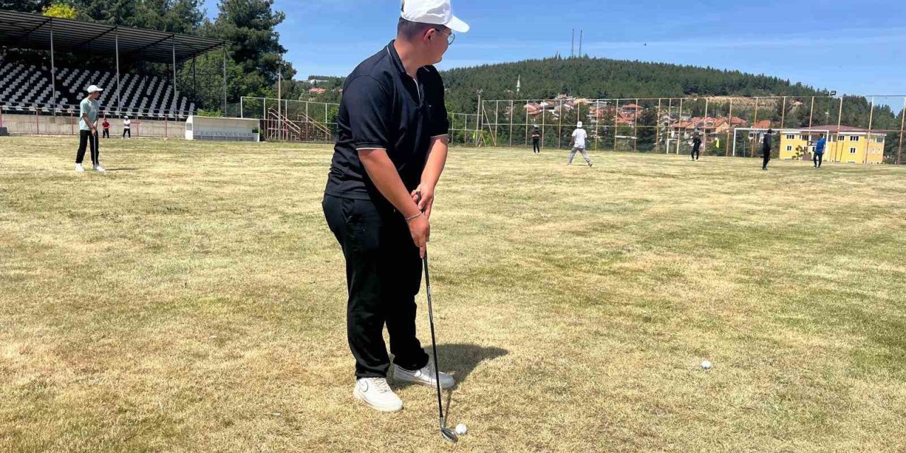 Golf oynayan huzurevi sakinleri, azim ve enerjileriyle alkış aldı