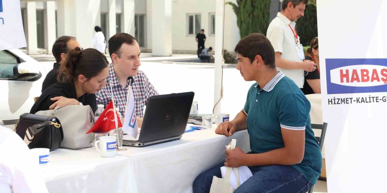 İzmir’de sektör temsilcileriyle öğrenciler bir araya geldi
