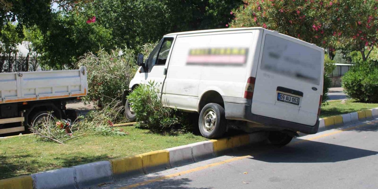 Hakimiyeti kaybolan minibüs refüjde asılı kaldı