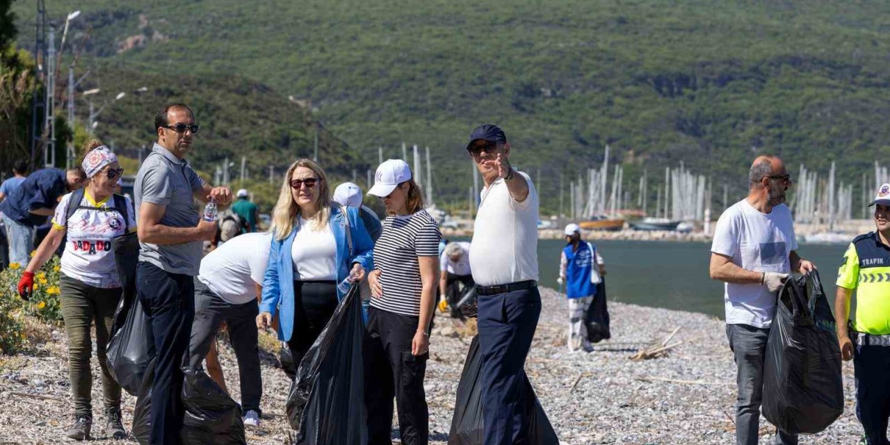 Datça’da gönüllüler çevre temizliği yaptı, 2 ton çöp toplandı