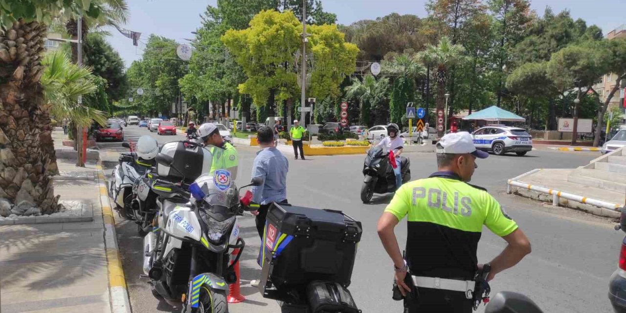 Trafik ekipleri emniyet kemerinin önemine dikkat çekti