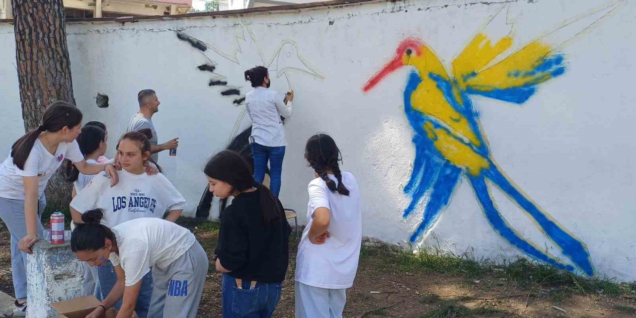 Ortaokul öğrencileri bahçe duvarlarını süsledi