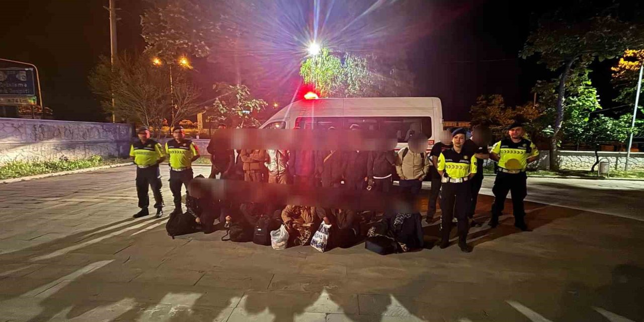 Düzensiz göçmenler otoyol jandarmasına takıldı