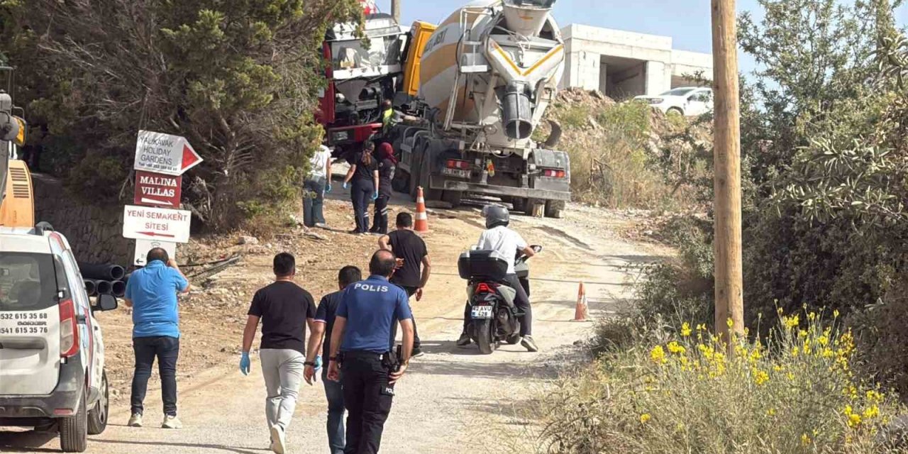 Beton mikseri ile kayan kamyonetin arasında kalan sürücü hayatını kaybetti