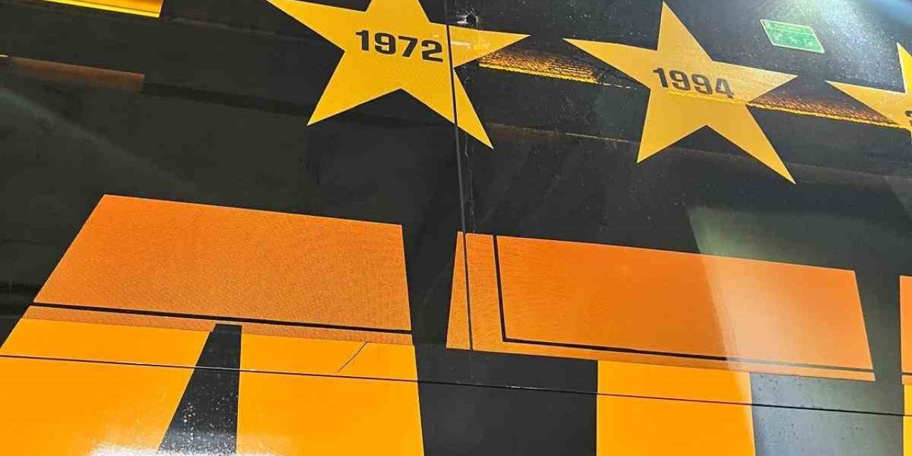 Galatasaray otobüsüne taşlı saldırı