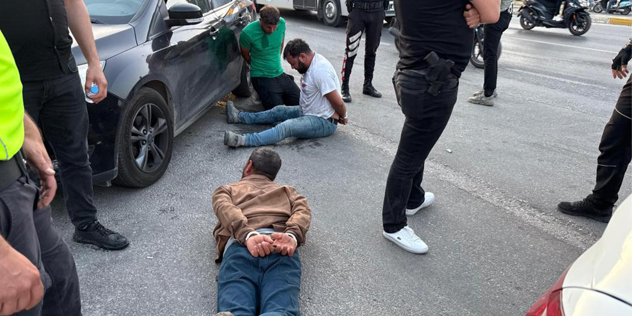 Durdurulan araçtaki şahıslar polise saldırdı: 2 yaralı, 3 gözaltı