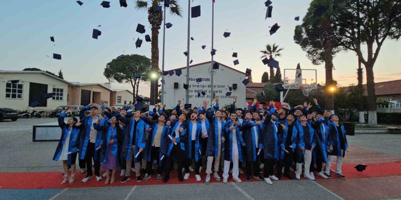 Nazilli’de meslek liselilerinin mezuniyet sevinci