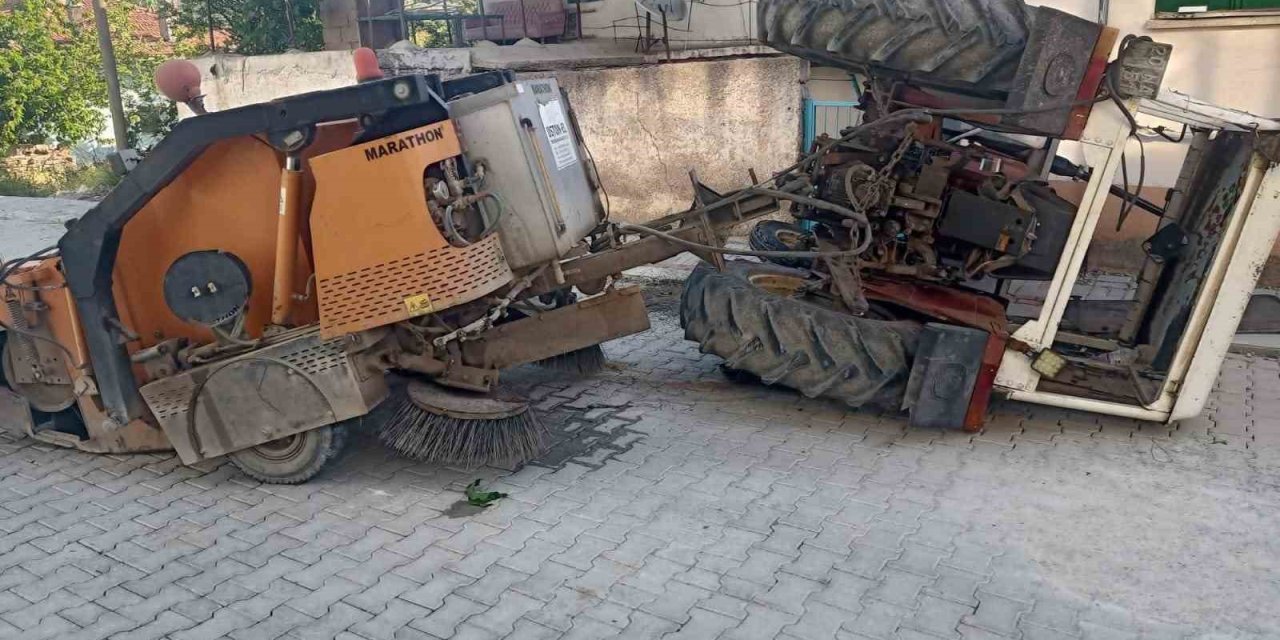 Belediyenin temizlik makinası ve traktörünü çalan hırsızlar kaza yaptı