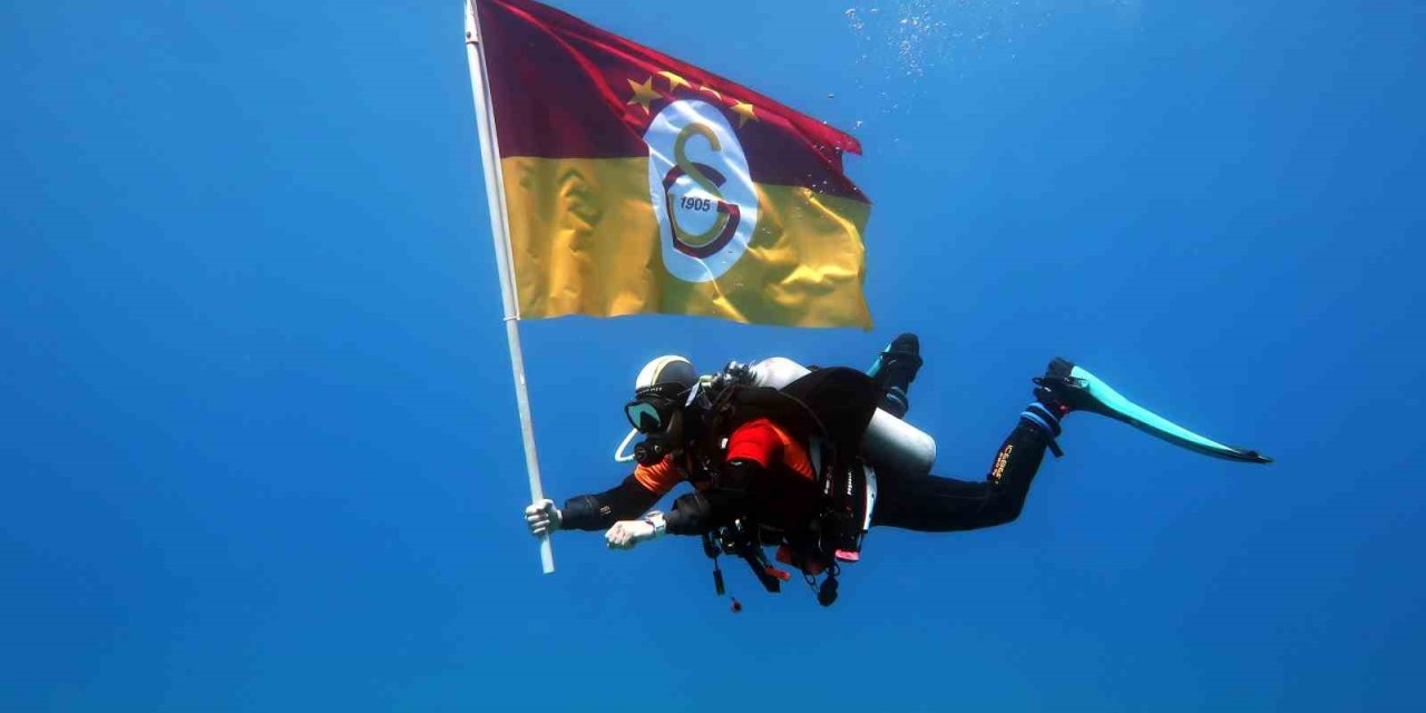 Fethiye’de dalgıçlardan deniz altında şampiyonluk kutlaması